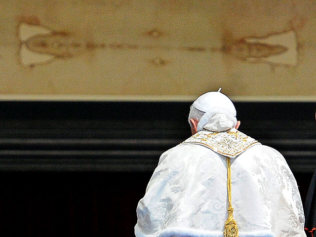 Benedicto ante la Síndone