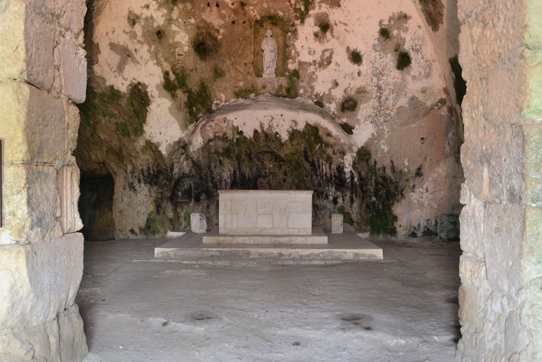 El interior de la Gruta de San Pedro, en Antioquía