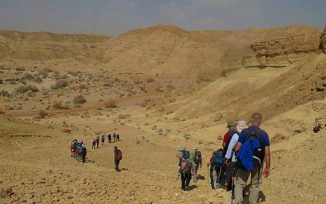 Una parte de los 40 israelíes que caminaron desde Petra a Avdat a lo largo de la antigua Ruta de las Especias Nabateas, febrero de 2018. (cortesía)